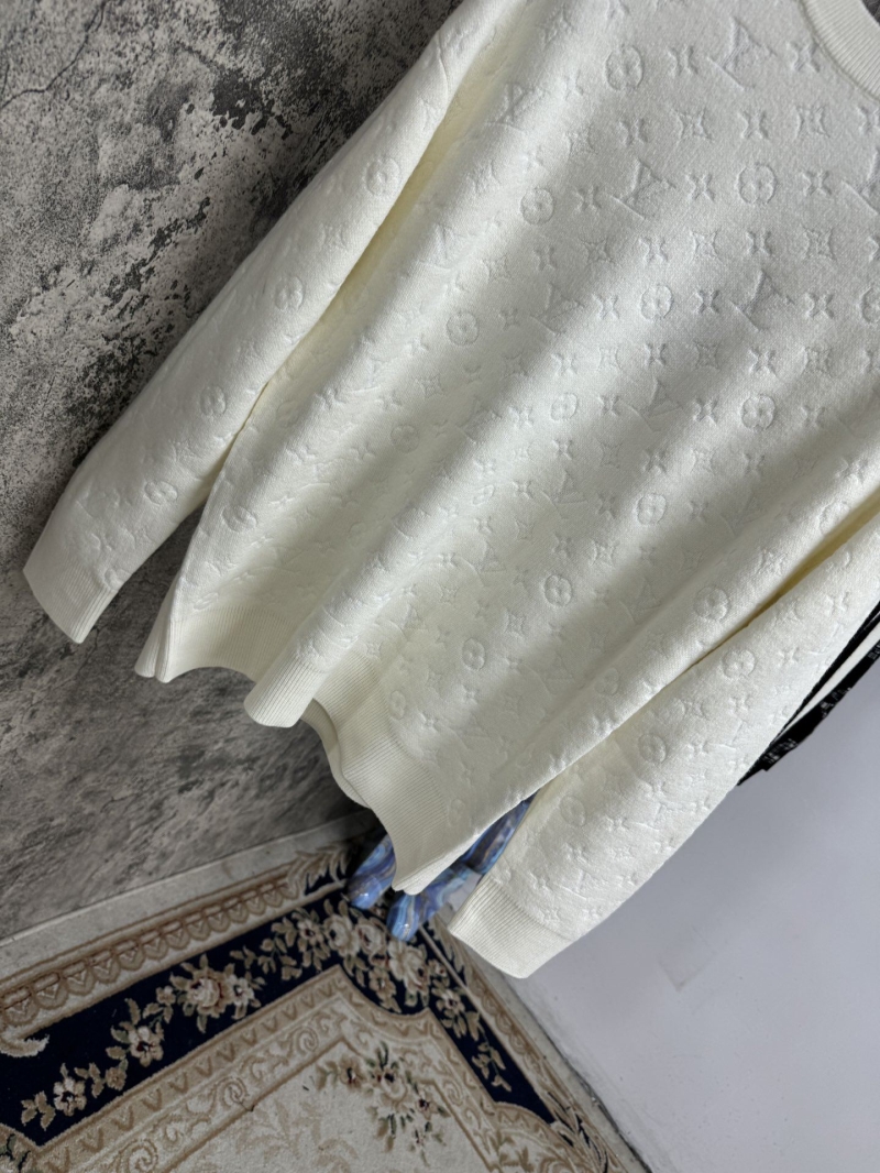 l0vis Vvtt0n sweater